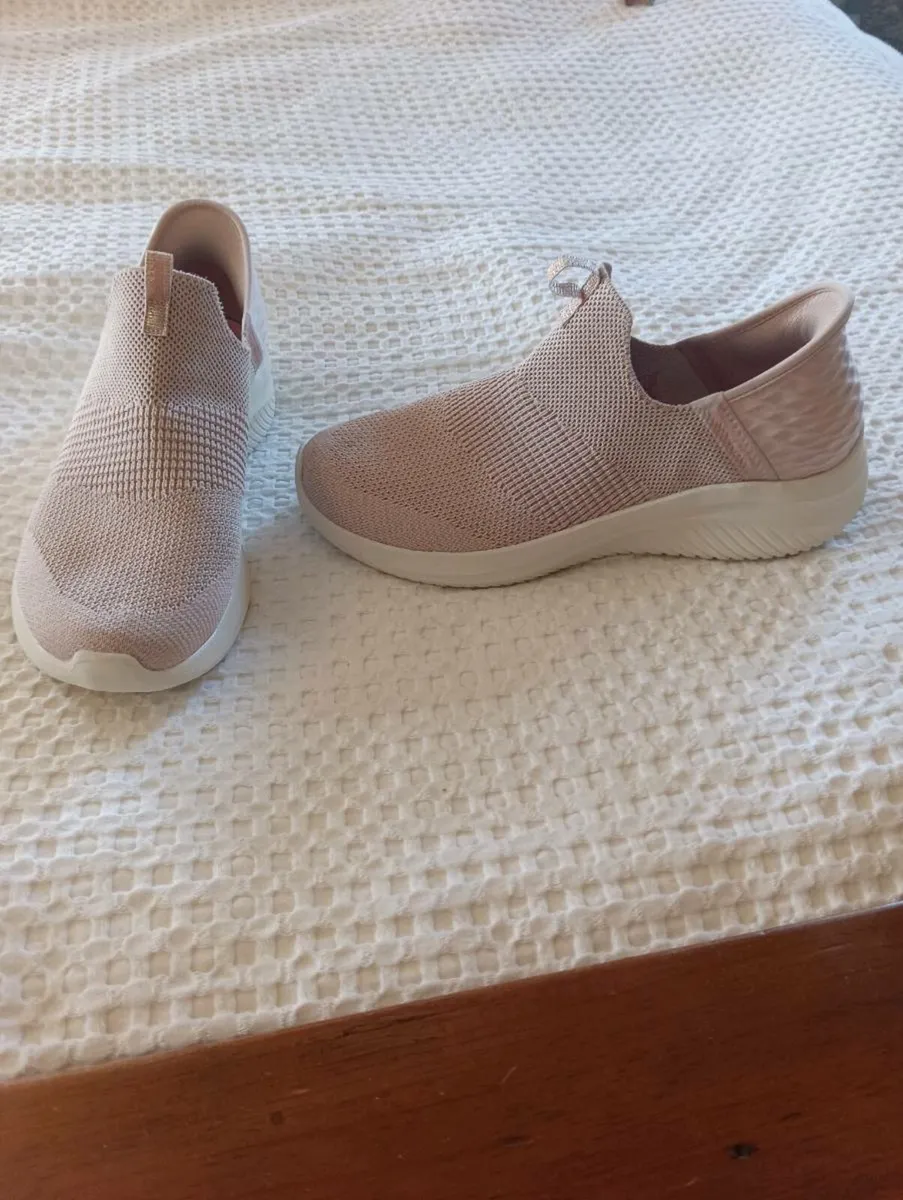 Ladies pink sketchers, like new. - Image 2