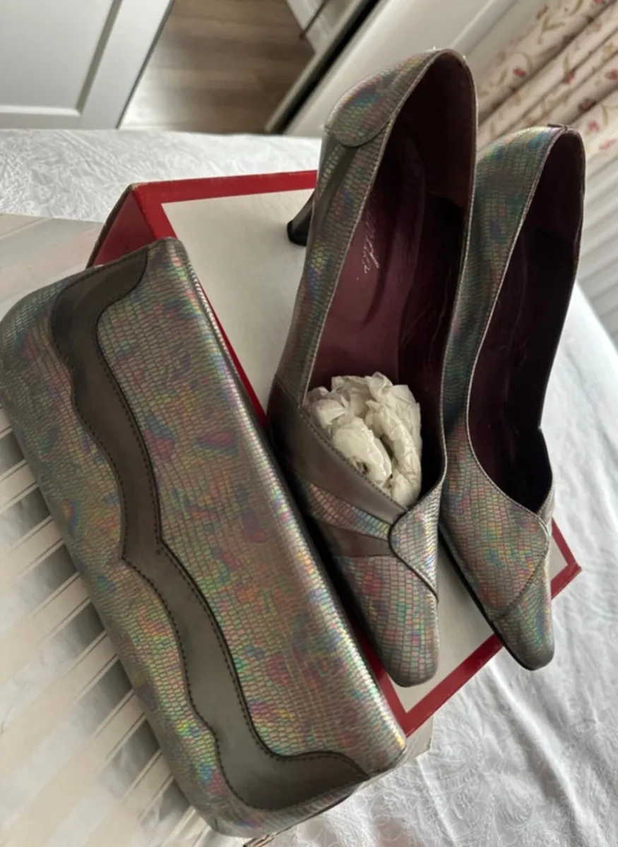 Ladies occasion silver shoes and matching bag - Image 1