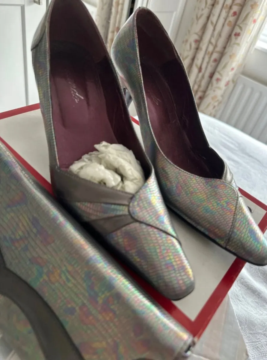 Ladies occasion silver shoes and matching bag - Image 3