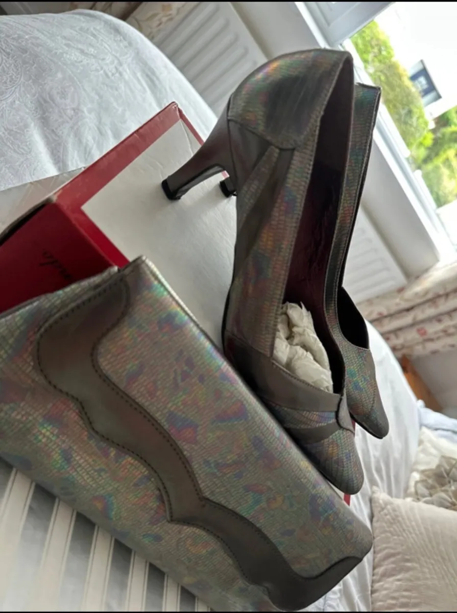 Ladies occasion silver shoes and matching bag - Image 4