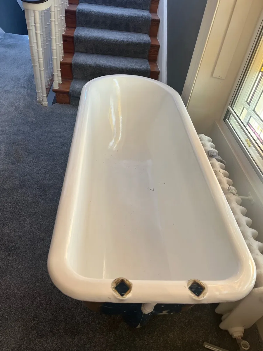 Antique cast iron bathtub - Image 1