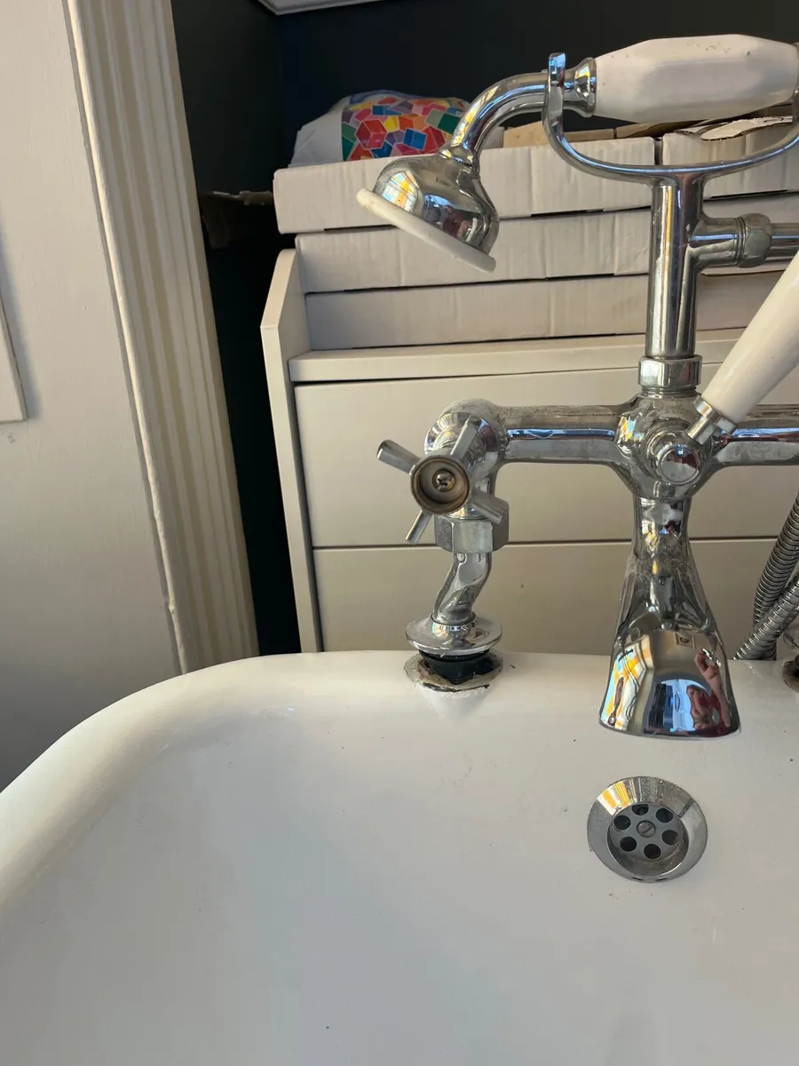 Antique cast iron bathtub - Image 2