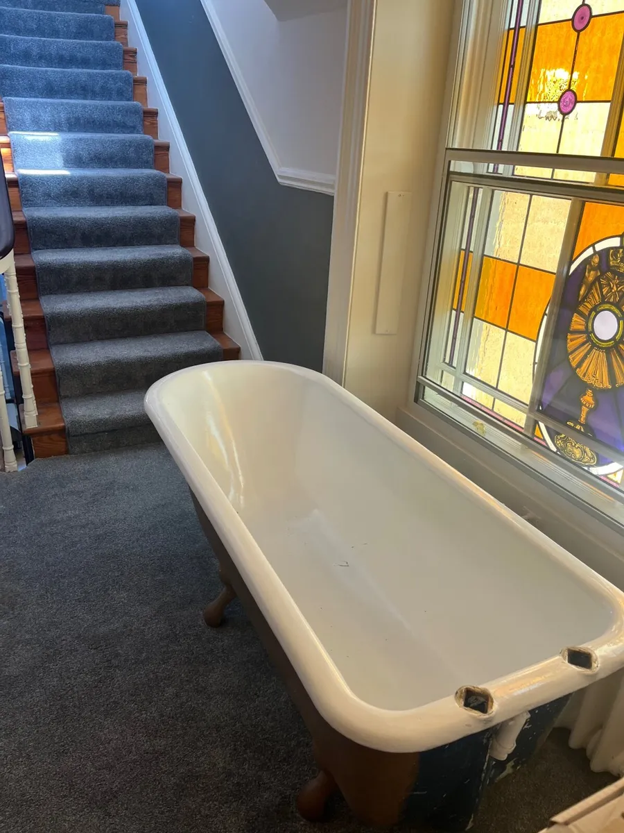 Antique cast iron bathtub - Image 3