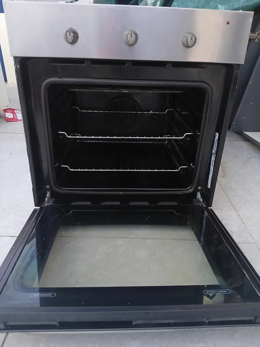 Whirlpool oven and hob - Image 2