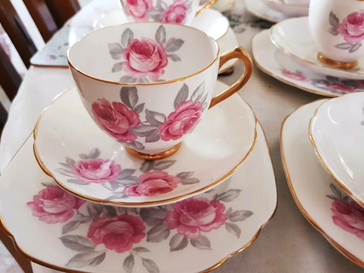 Pink Rose's 28 piece tea service - Image 1