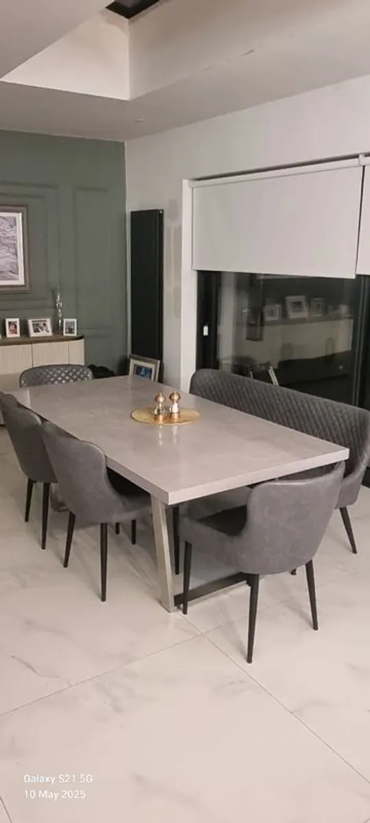 Table and chairs - Image 1
