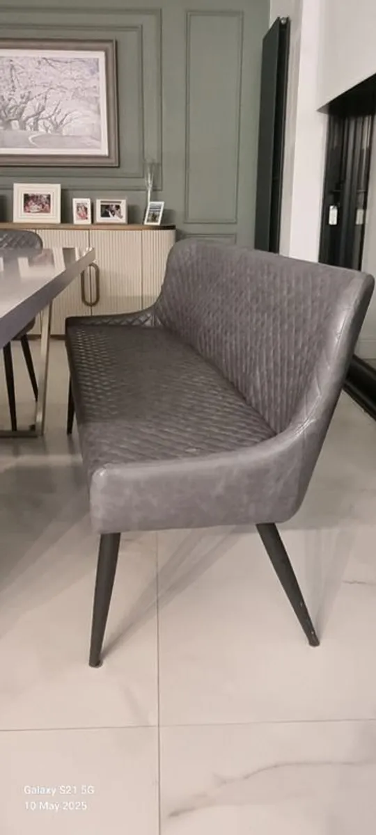 Table and chairs - Image 2