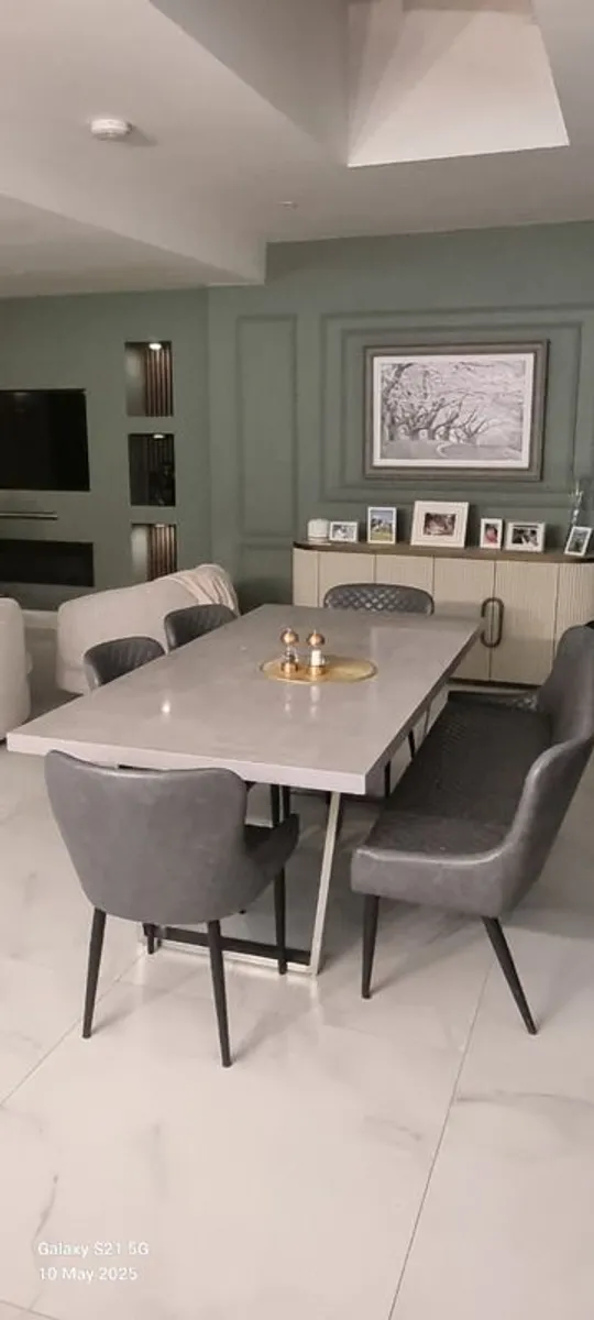 Table and chairs - Image 4