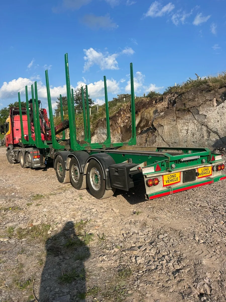 Timber trailer and crane - Image 2