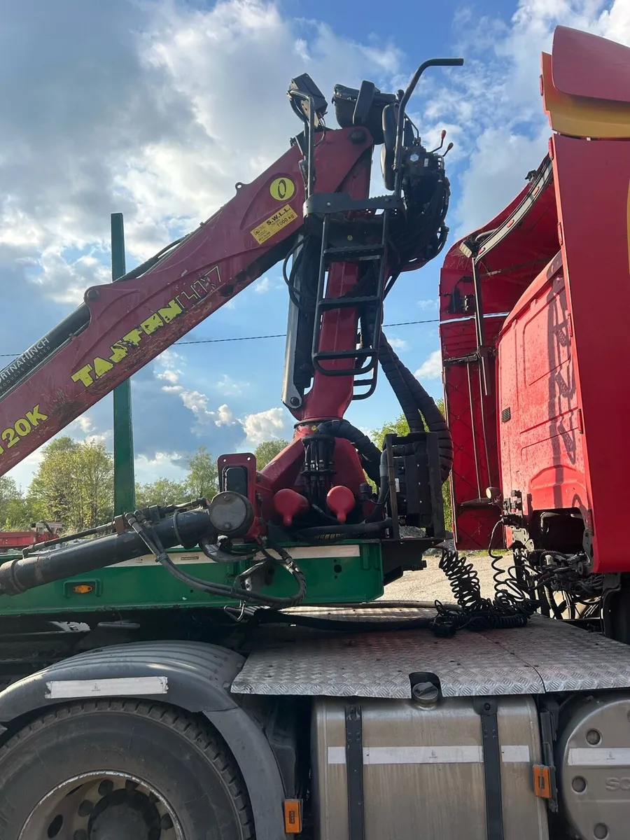 Timber trailer and crane - Image 4