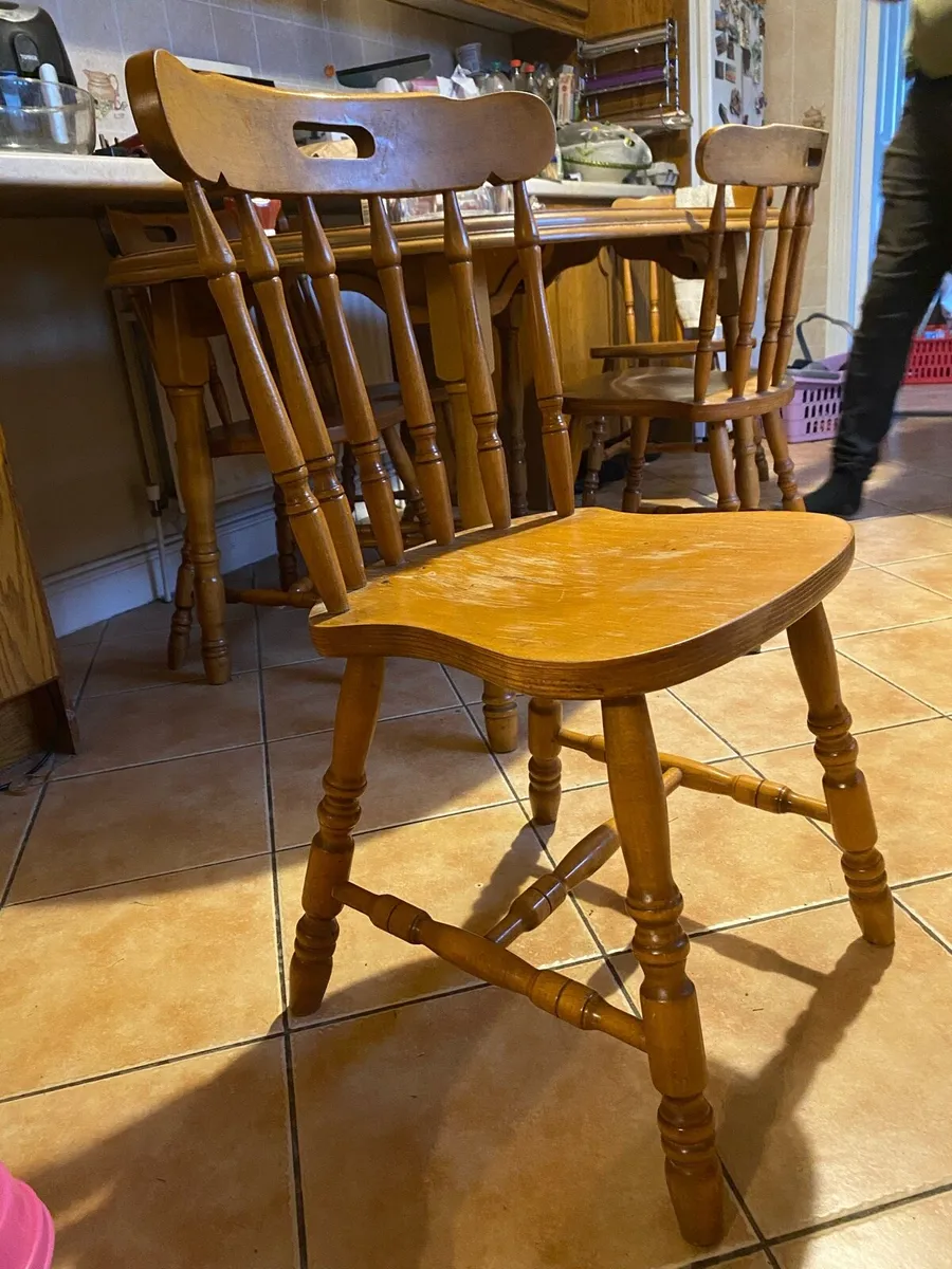 Table and chairs - Image 2