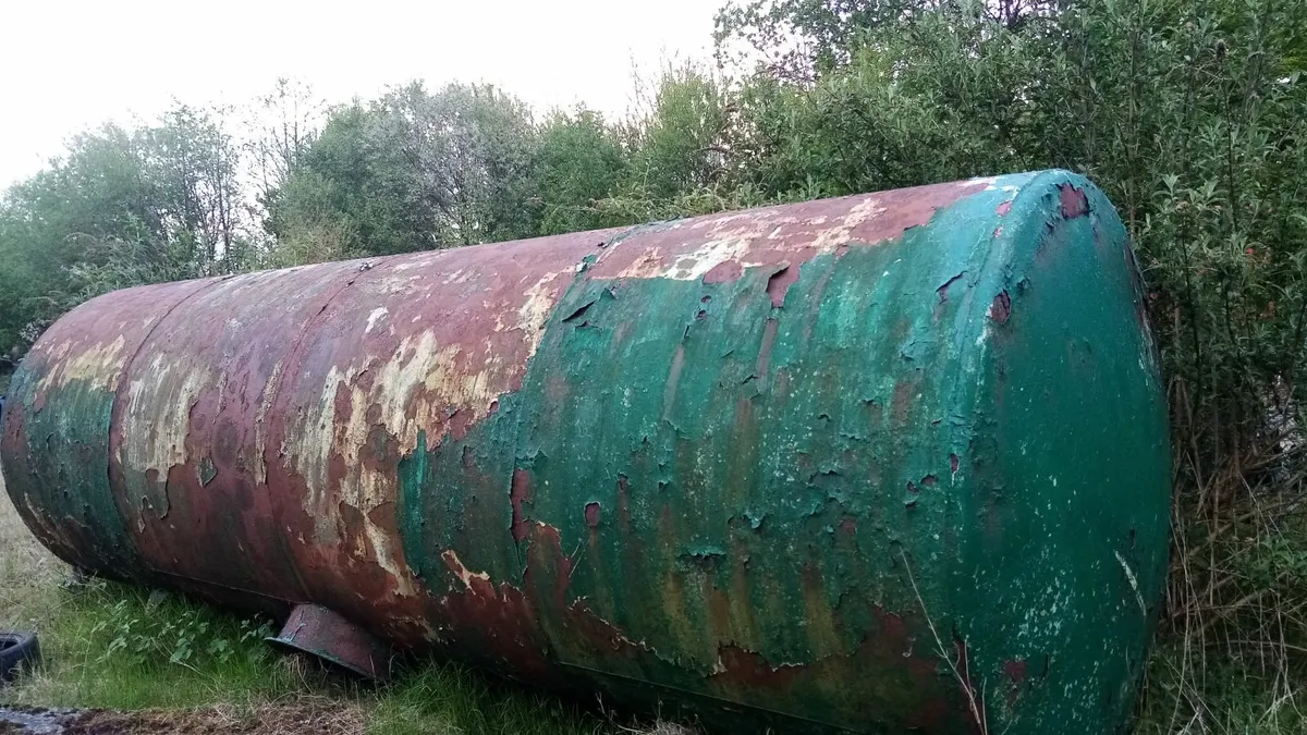 Large water tank. Estamated 40000 gallon s - Image 1