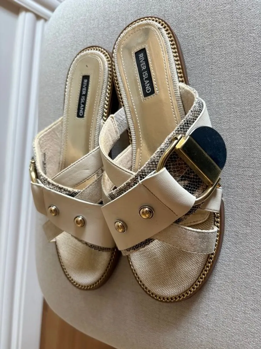 River Island silver/gold flip flops - Image 3