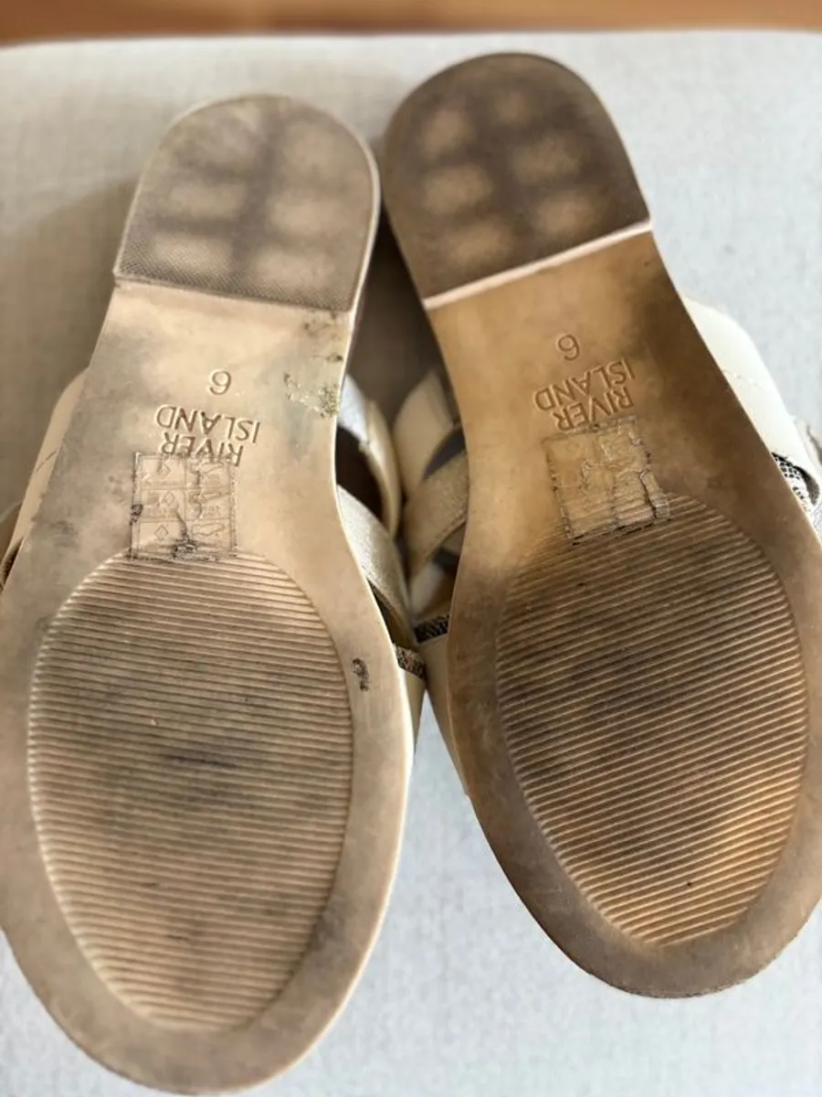 River Island silver/gold flip flops - Image 4