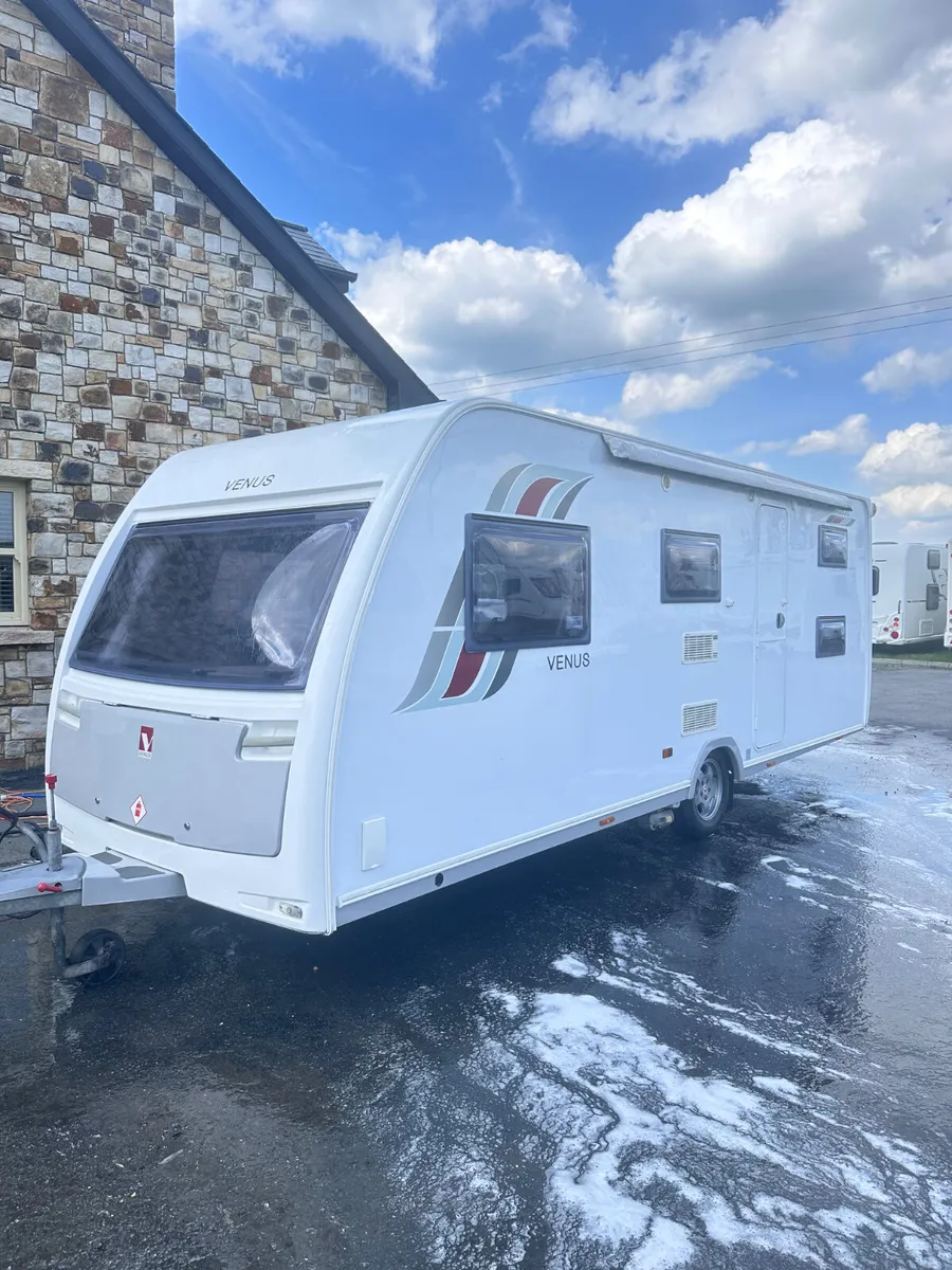 ✨STUNNING 2015 LUNAR VENUS 6 BERTH✨ - Image 1
