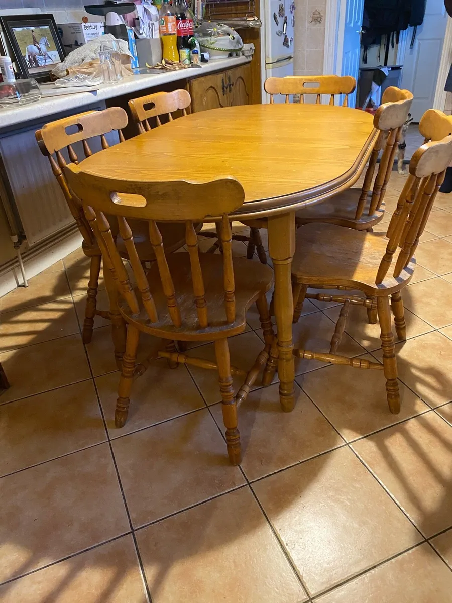 Table and chairs - Image 1