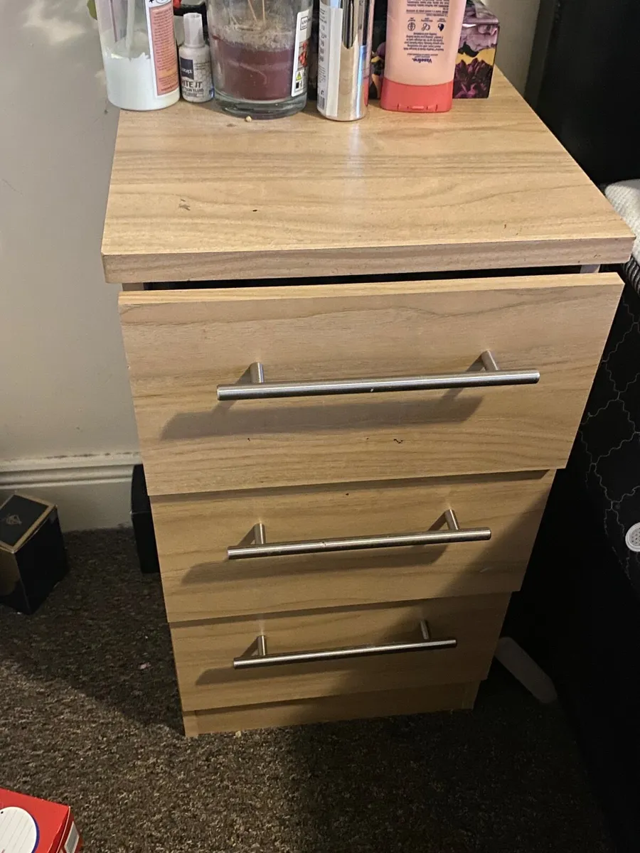 Bed stand - Image 1