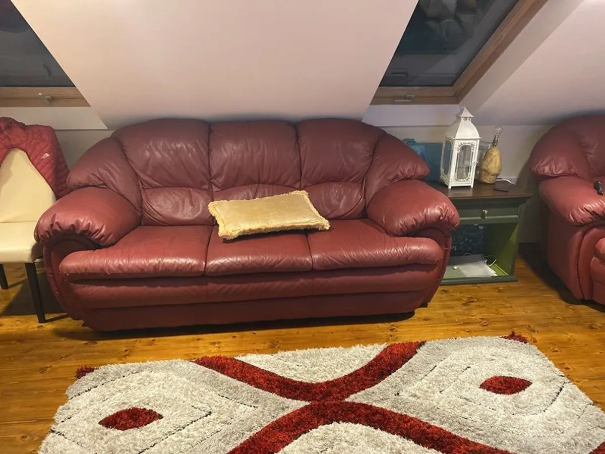 Three piece suite - Image 1