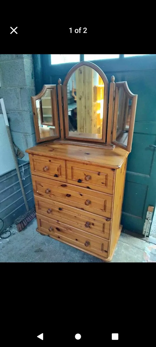 Drawers with triple mirror