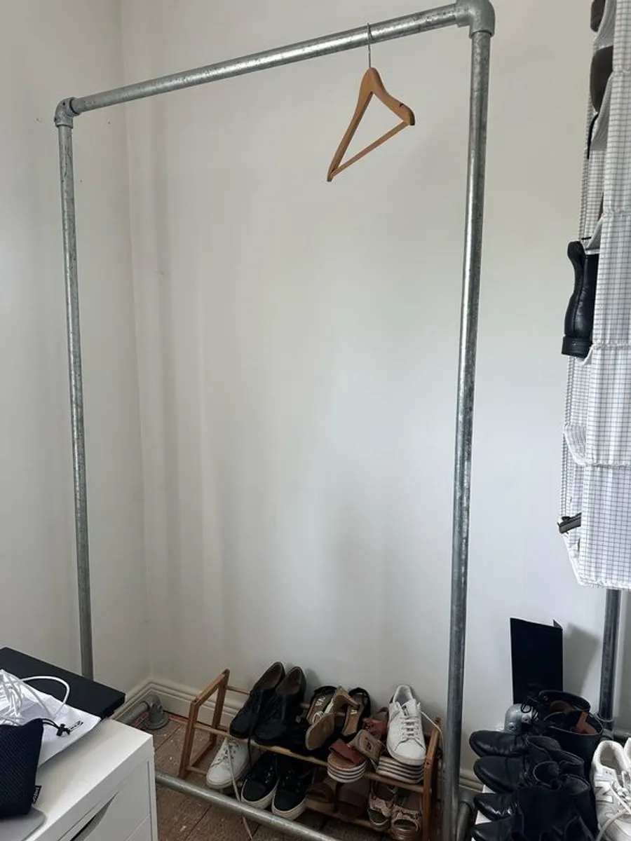 Sturdy clothes rails - Image 1