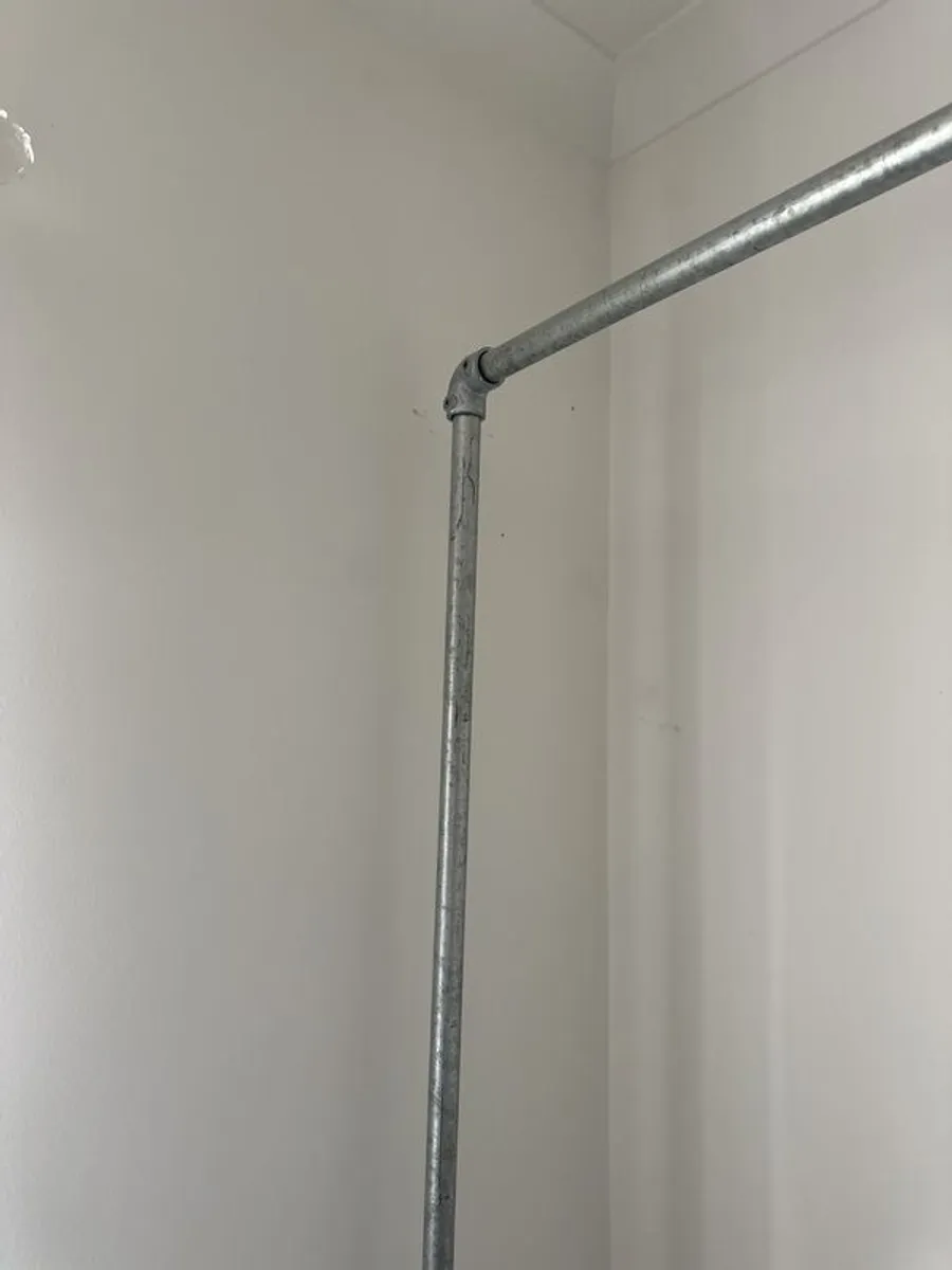 Sturdy clothes rails - Image 3