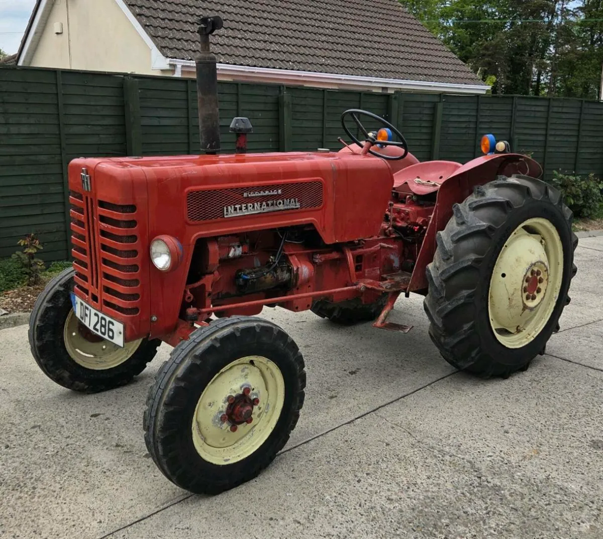 International b414 - Image 1