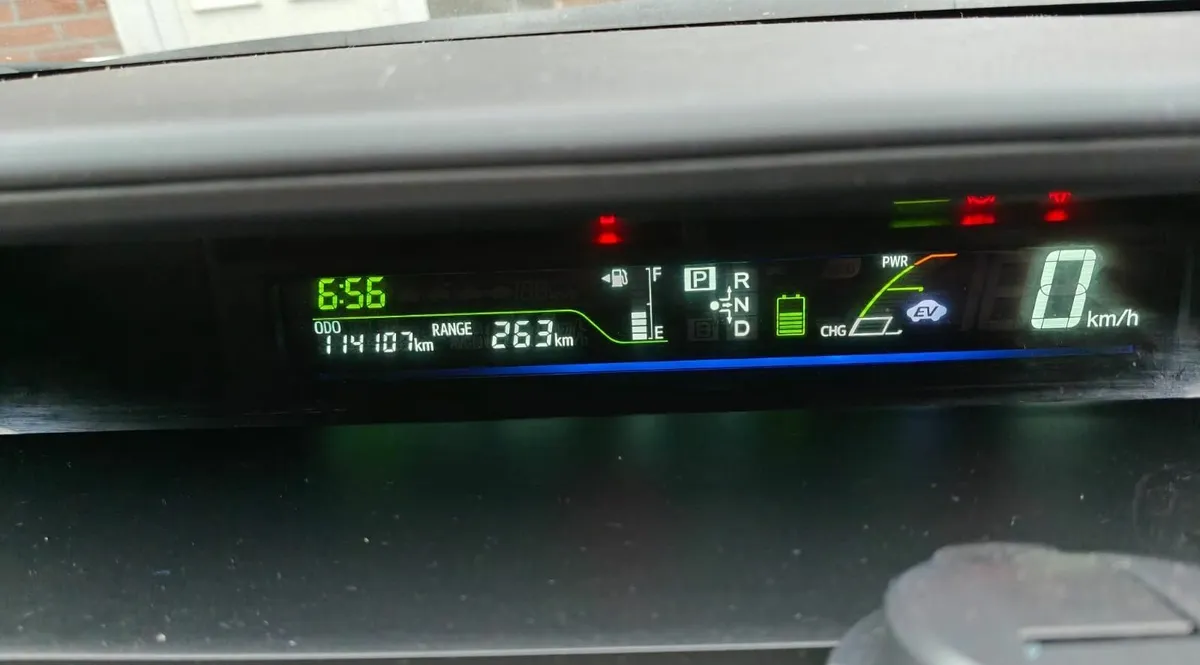 Toyota Prius 2013 , 7 seater - Image 2
