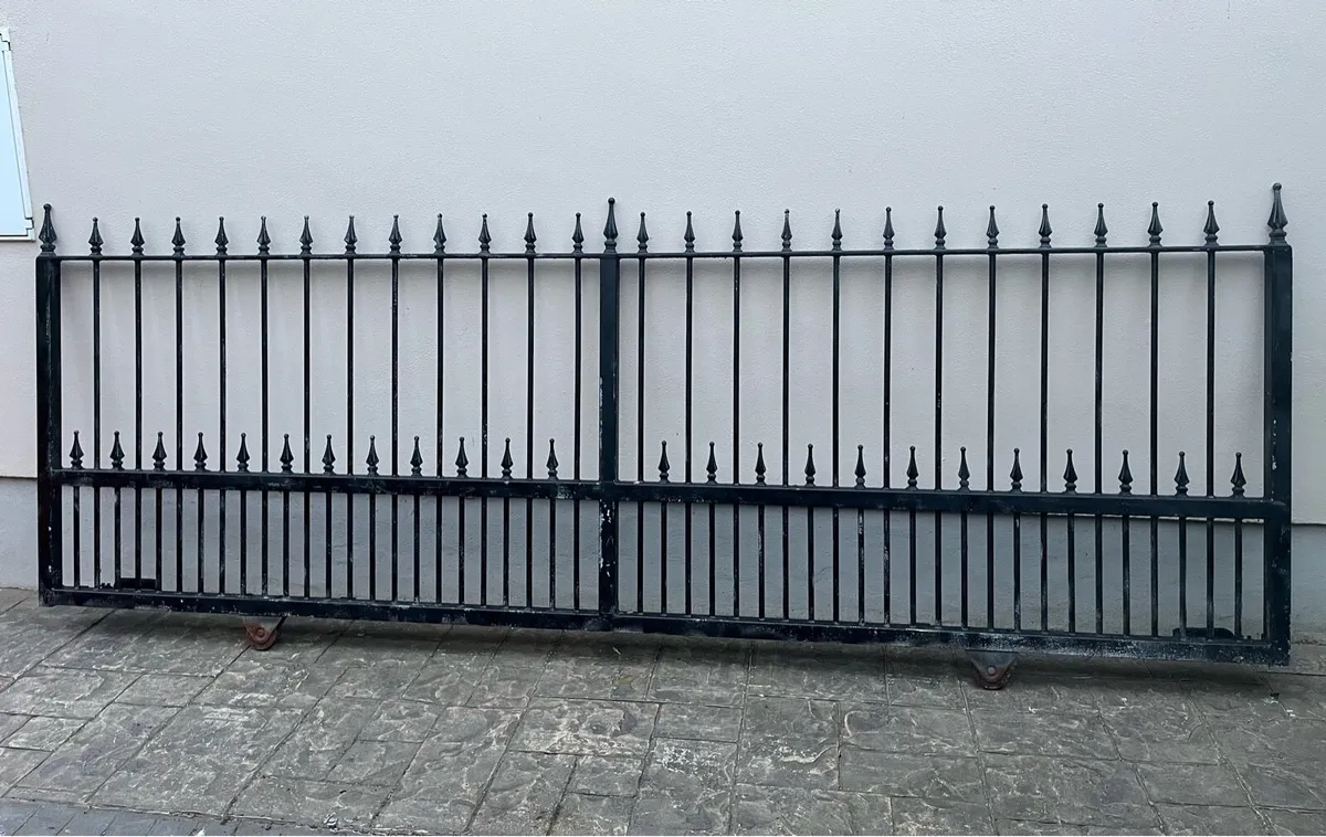Sliding gate for driveway - Image 1