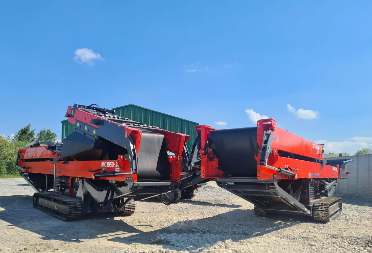 TRACKED STACKER CONVEYOR