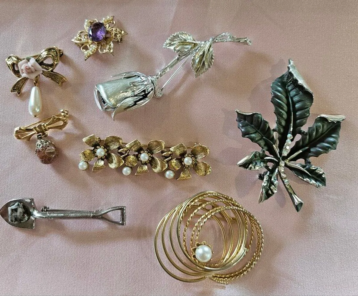 Vintage lot Brooches 1928-1960 US origin metal and enamel semi precious stones and pearl. - Image 1