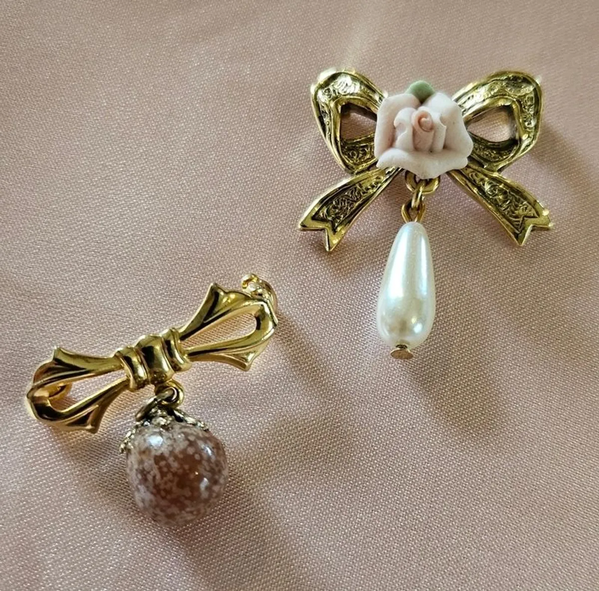 Vintage lot Brooches 1928-1960 US origin metal and enamel semi precious stones and pearl. - Image 2