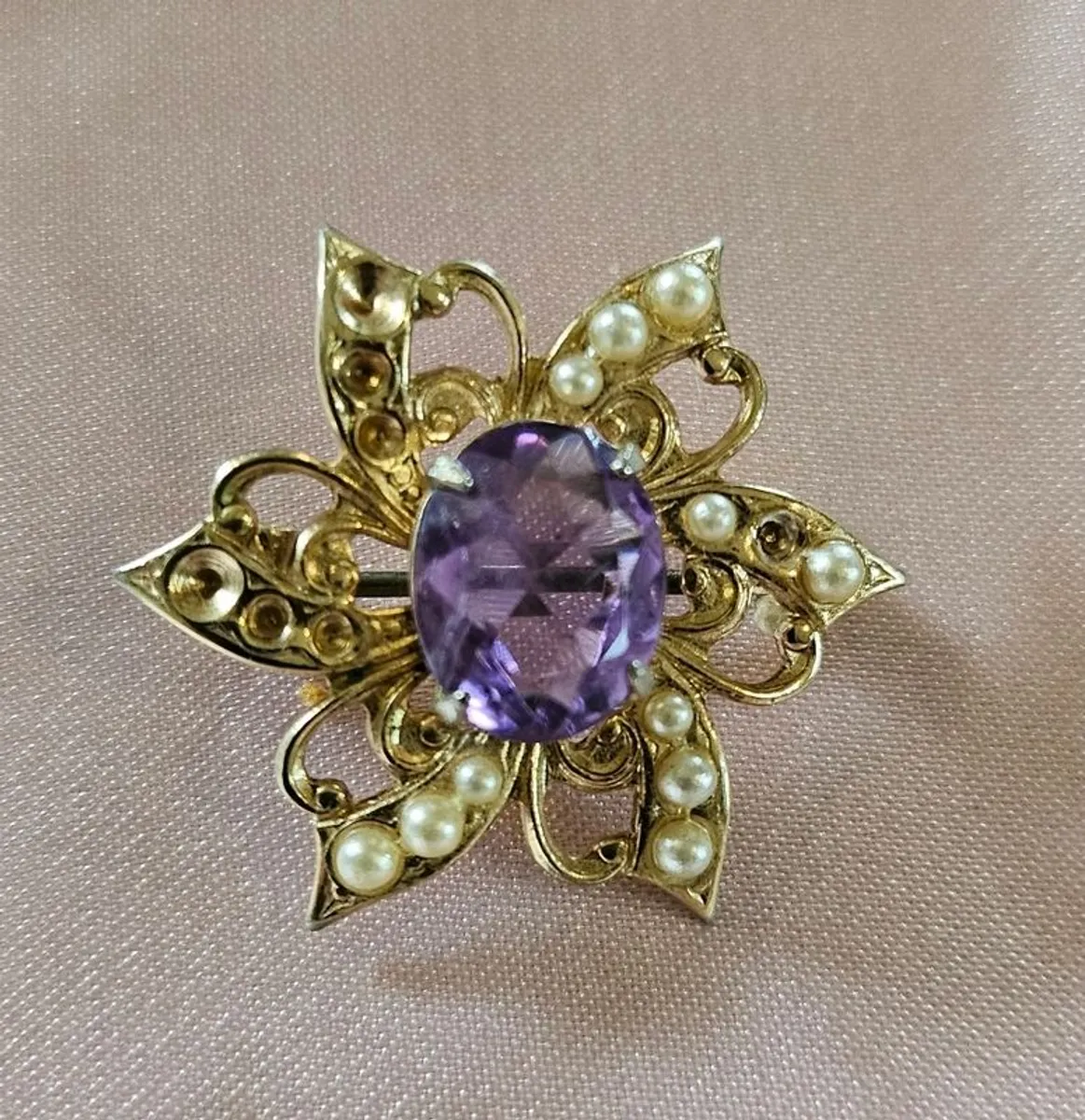 Vintage lot Brooches 1928-1960 US origin metal and enamel semi precious stones and pearl. - Image 4