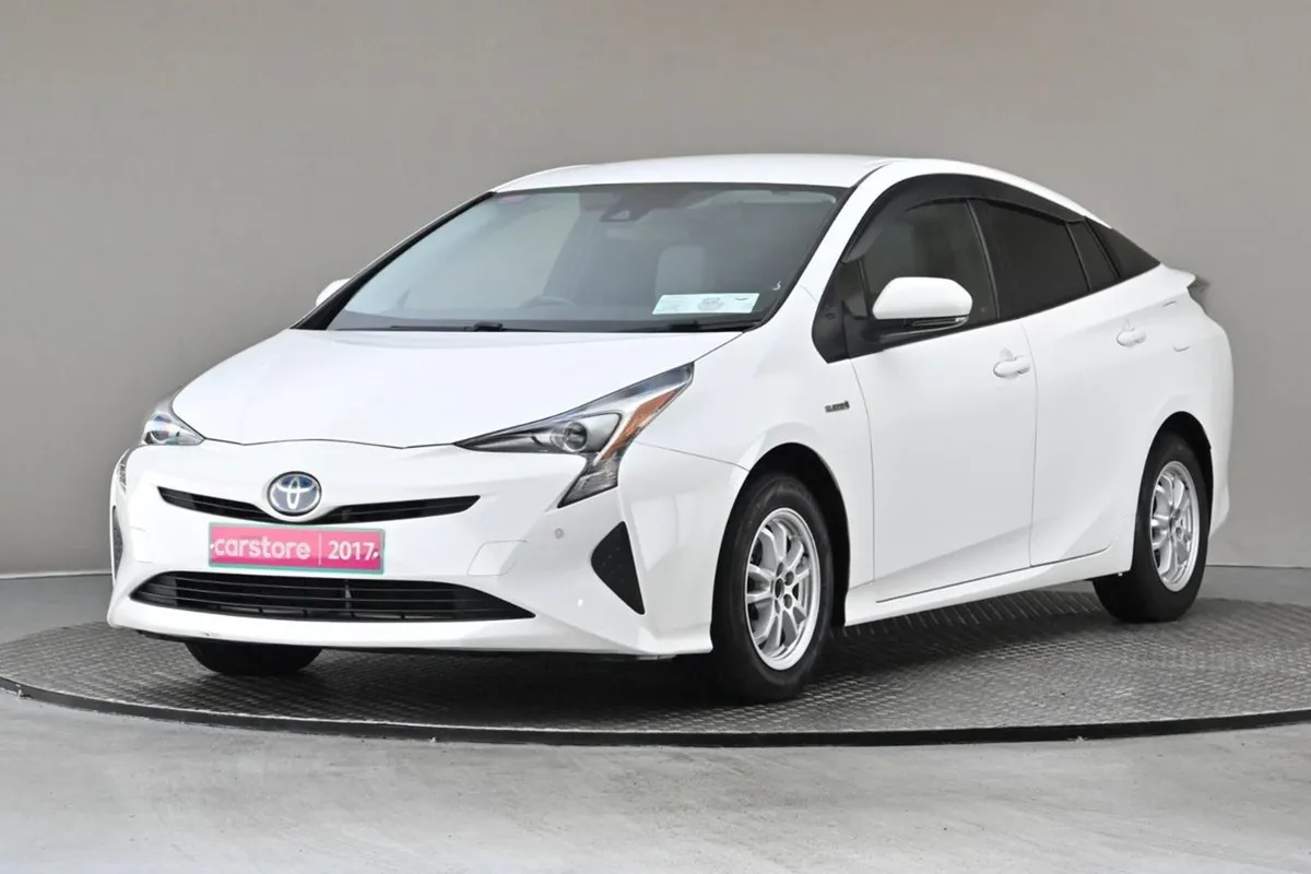 Toyota Prius 1.8 Hybrid  2tone Interior reverse C - Image 3