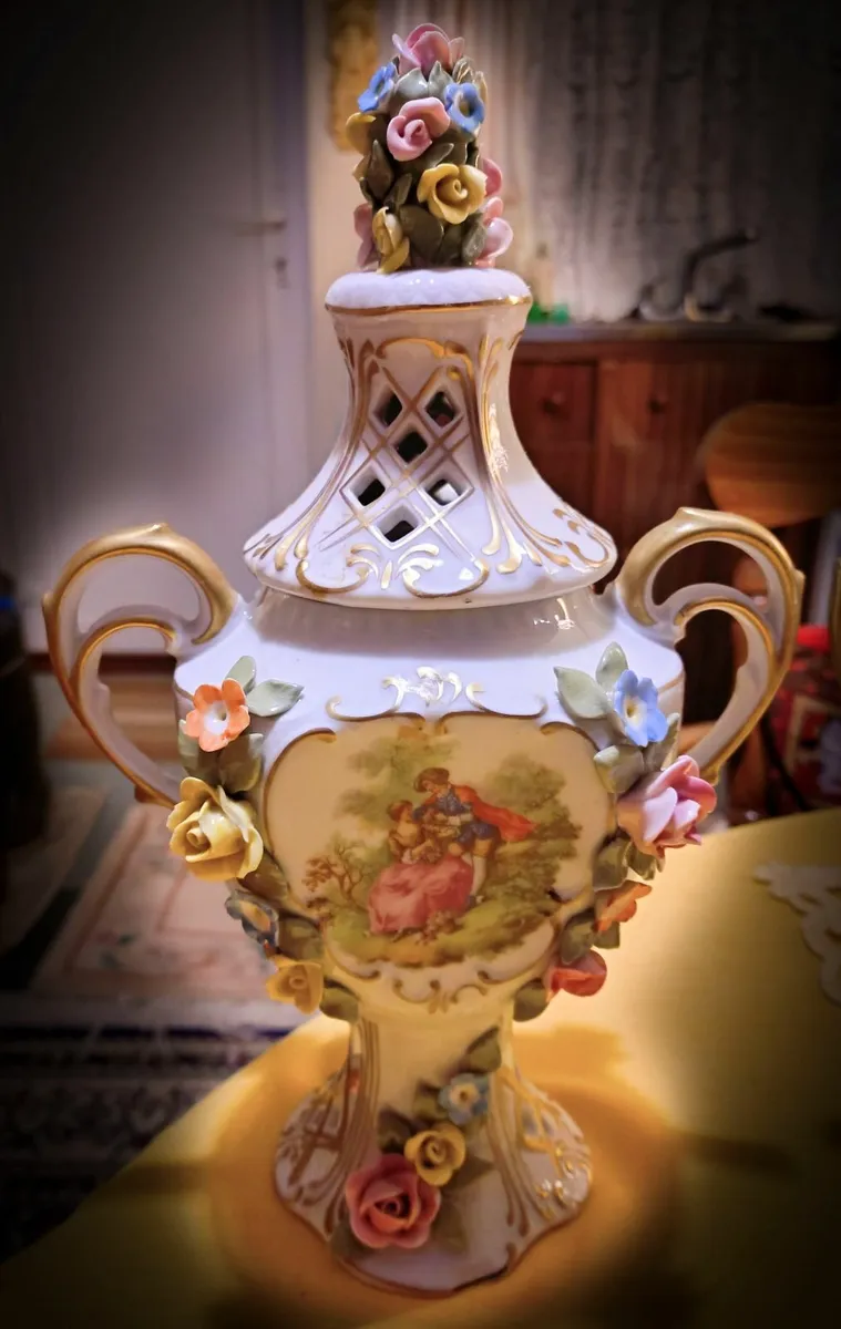 TWO BEAUTIFUL VASES WITH LIDS. - Image 1