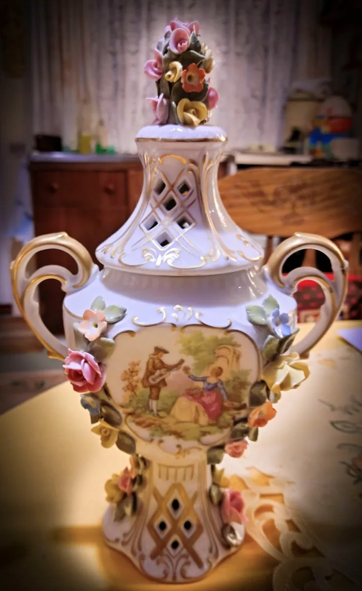 TWO BEAUTIFUL VASES WITH LIDS. - Image 2