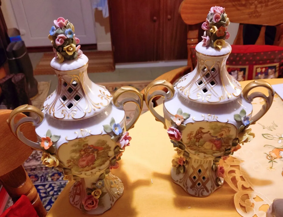 TWO BEAUTIFUL VASES WITH LIDS. - Image 3