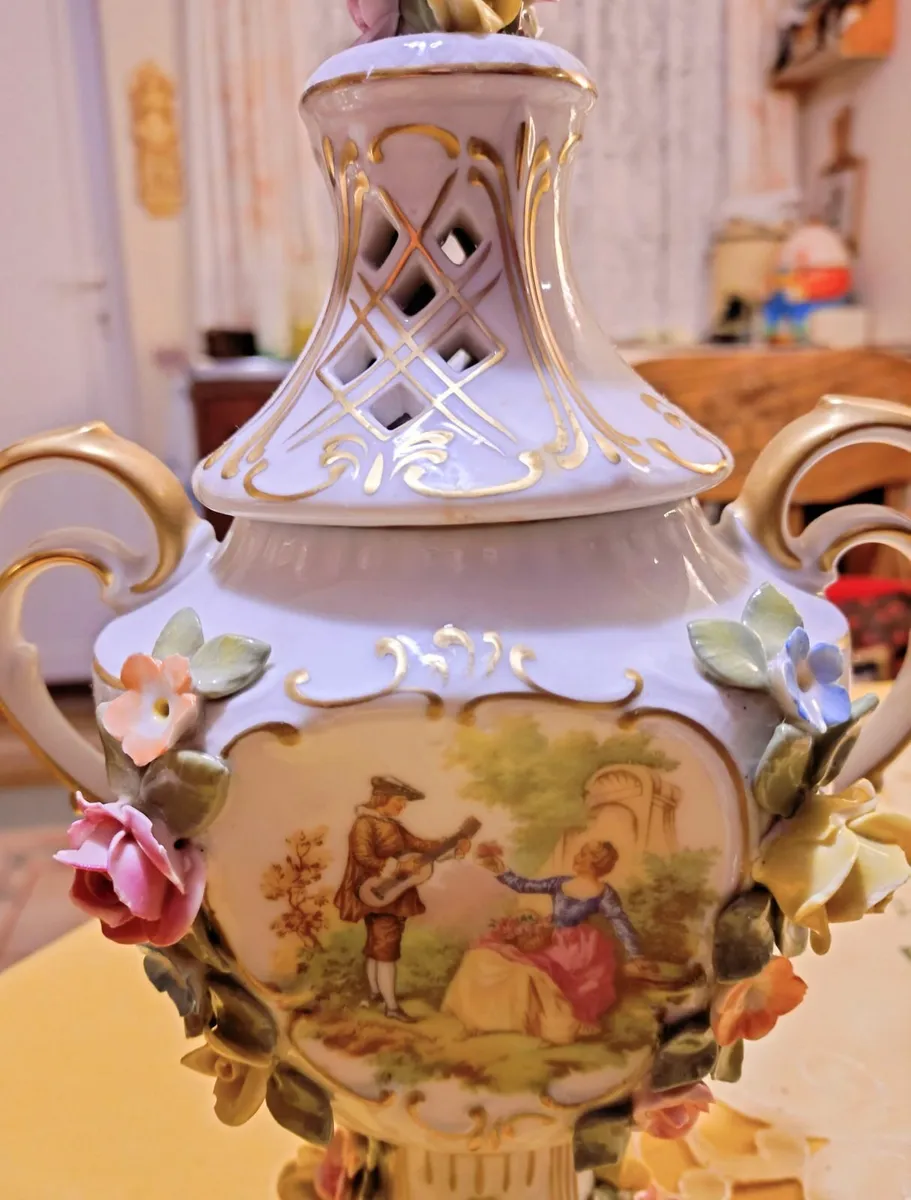TWO BEAUTIFUL VASES WITH LIDS. - Image 4
