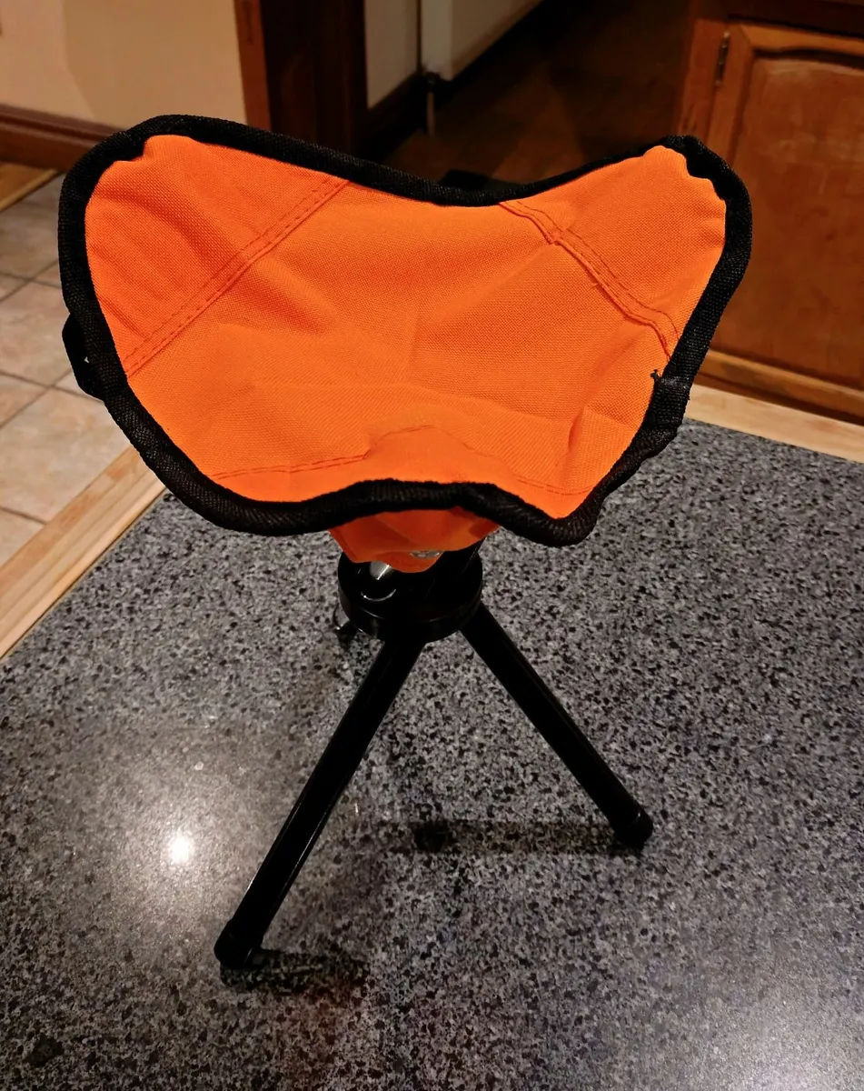 SMALL FOLDABLE ORANGE/BLACK 3 LEGGED STOOL/CHAIR. - Image 1