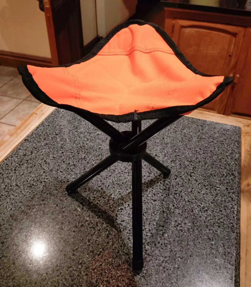 SMALL FOLDABLE ORANGE/BLACK 3 LEGGED STOOL/CHAIR. - Image 2
