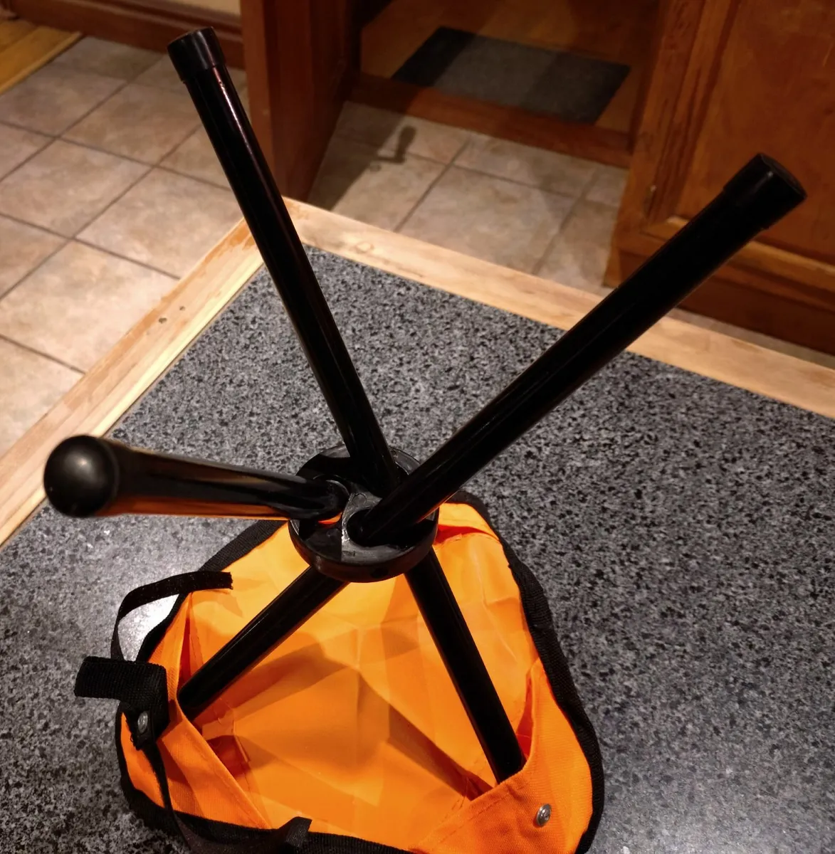 SMALL FOLDABLE ORANGE/BLACK 3 LEGGED STOOL/CHAIR. - Image 4