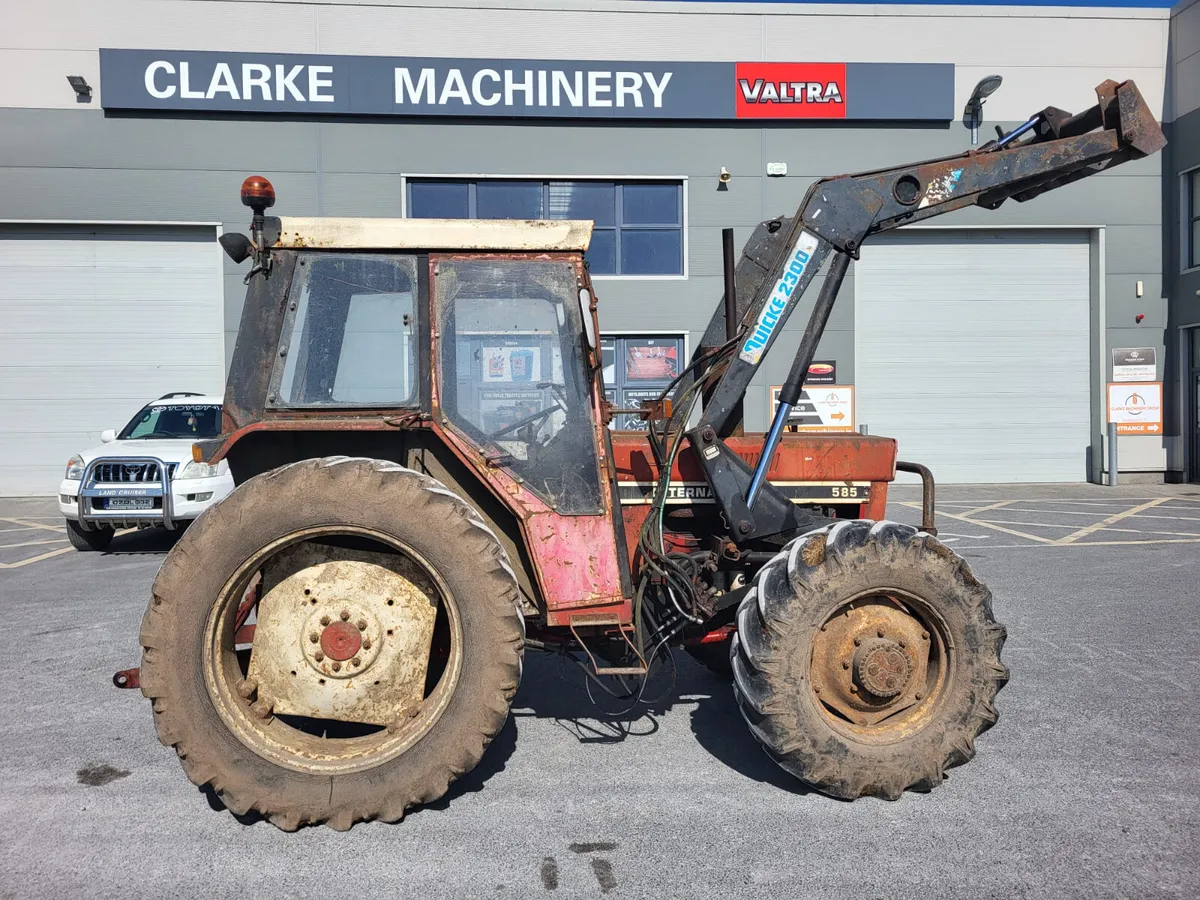 Case International 585 with Quicke 2300 loader - Image 2