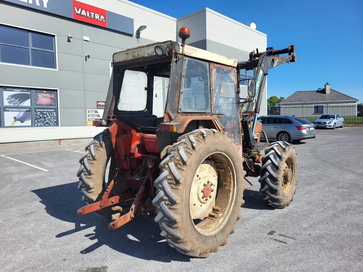 Case International 585 with Quicke 2300 loader - Image 3