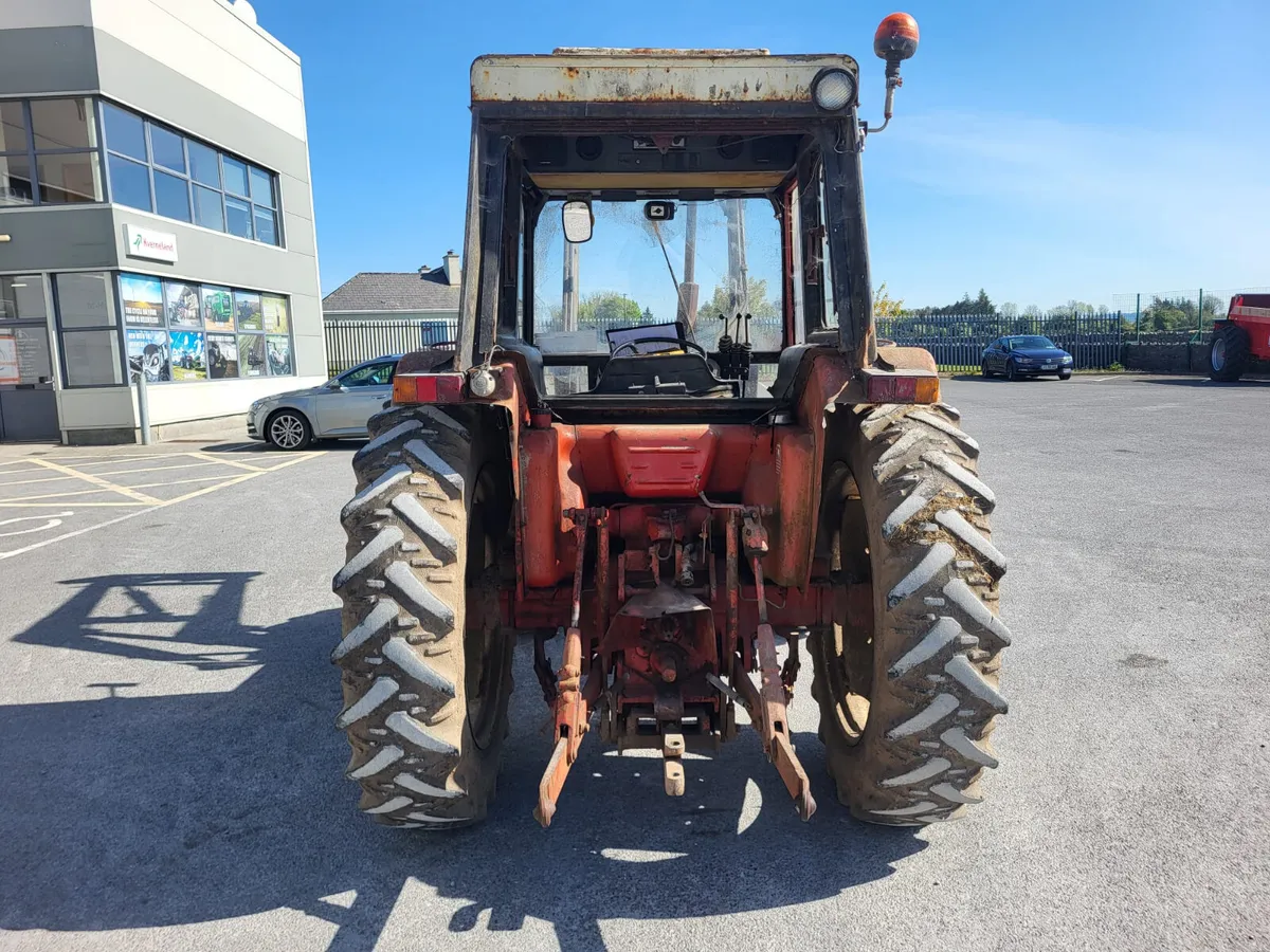 Case International 585 with Quicke 2300 loader - Image 4