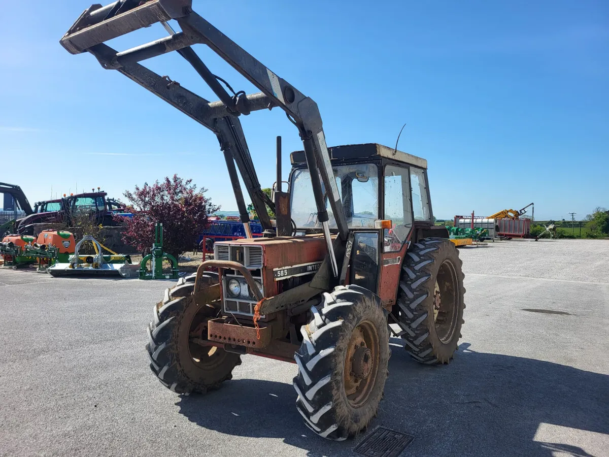 Case International 585 with Quicke 2300 loader - Image 1