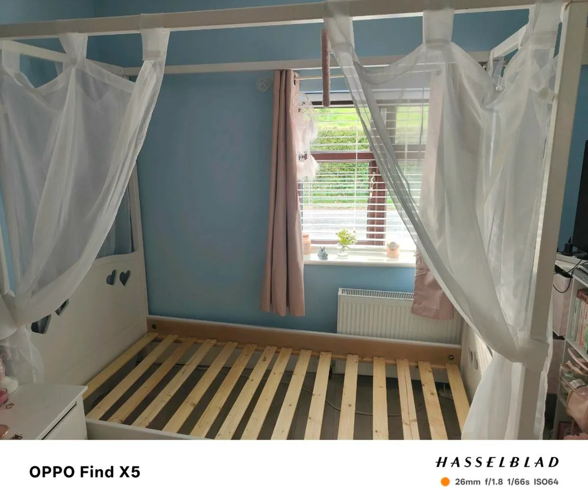 Single four poster bed - Image 1