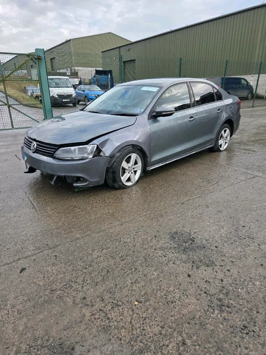 Vw Jetta 2014 1.6TDI **FOR PARTS** - Image 3