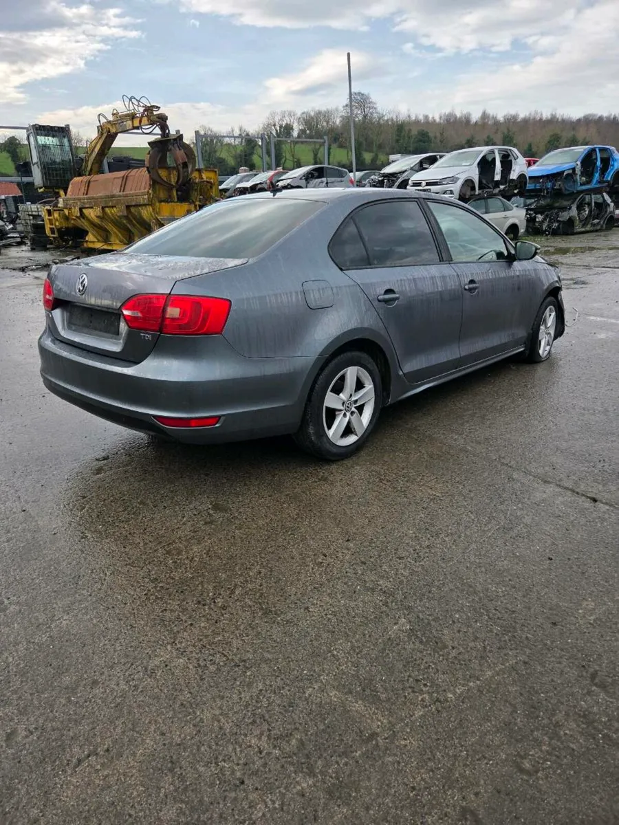 Vw Jetta 2014 1.6TDI **FOR PARTS** - Image 4