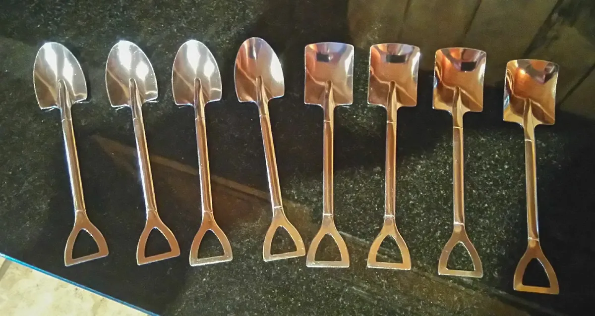 STAINLESS STEEL SHOVEL SHAPED TEASPOONS (NEW). - Image 1