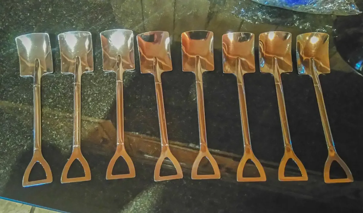 STAINLESS STEEL SHOVEL SHAPED TEASPOONS (NEW). - Image 4