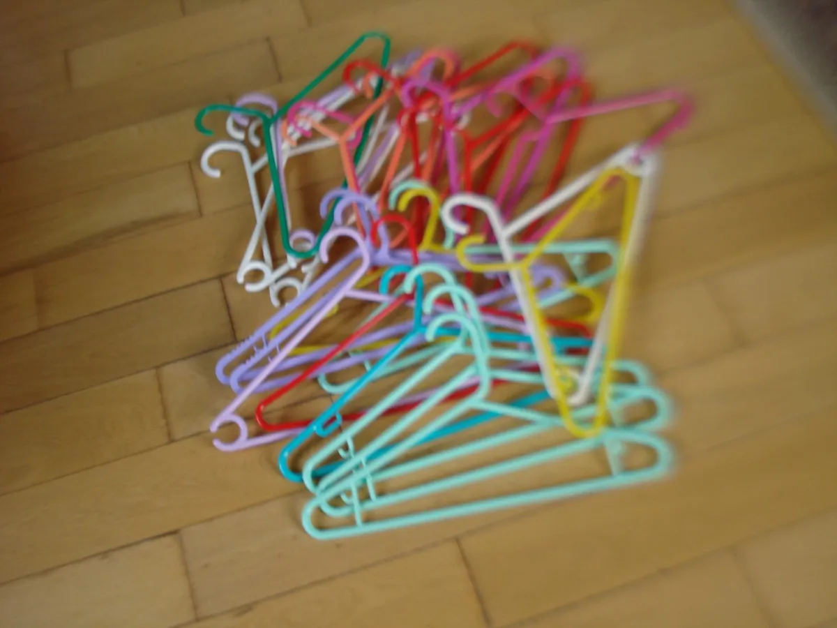 33  STRONG PLASTIC CLOTHES HANGERS. - Image 1